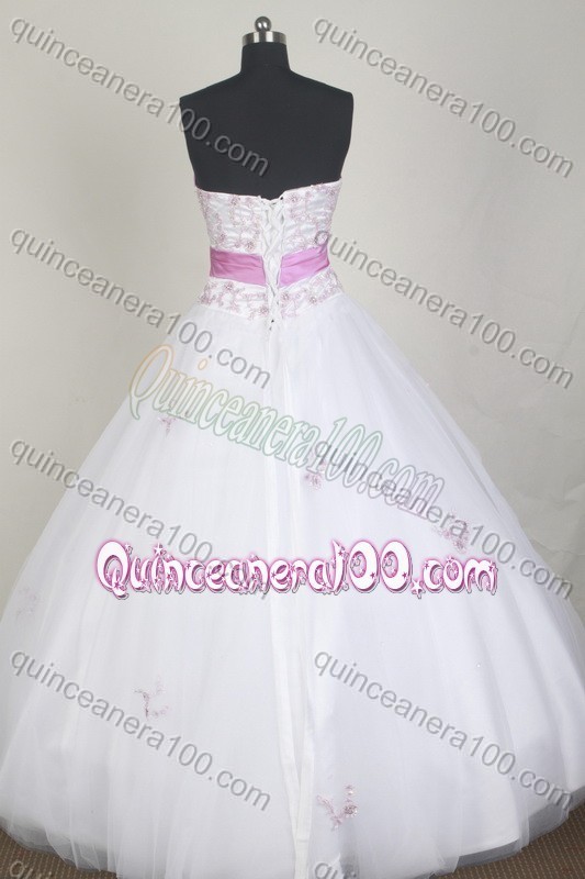 Elegant Ball Gown Sweetheart White Appliques Quinceanera Dress