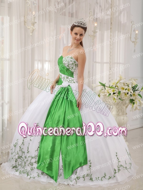 White Ball Gown Sweetheart Floor-length Organza Embroidery Quinceanera Dress