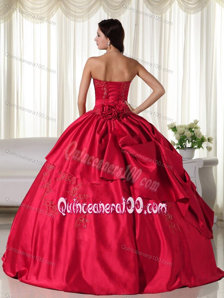 Wine Red Embroidery Sweetheart Strapless Quinceanera Dress with Pick-ups