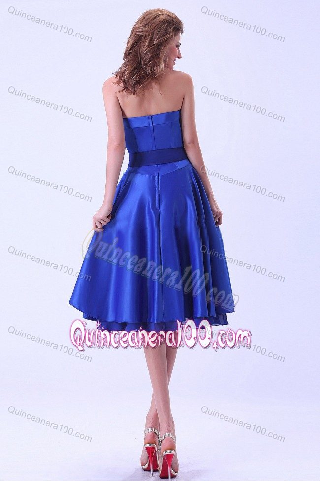 Royal Blue Tea-length Satin Dama Dress for Quinceanera With a Sash