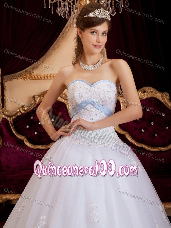 Simple White Sweetheart Tulle Dresses for a Quince with Appliques