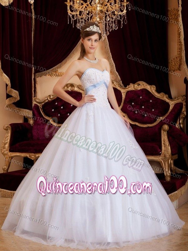 Simple White Sweetheart Tulle Dresses for a Quince with Appliques