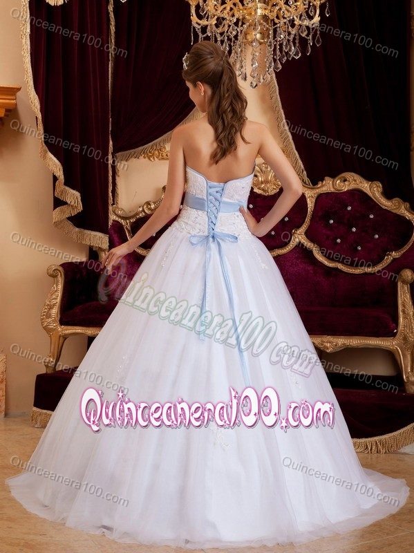 Simple White Sweetheart Tulle Dresses for a Quince with Appliques