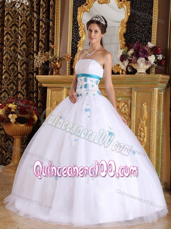 2015 White Ball Gown Strapless Quinceanera Gown with Appliques