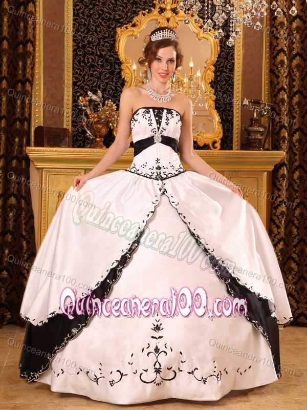 Classic White Ball Gown Strapless Sweet 15 Dress with Embroidery