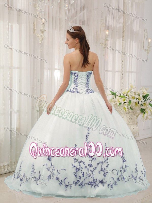 White Sweetheart Embroidery Quinceanera Party Dress in Organza