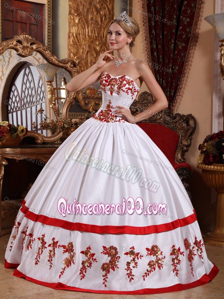 Chic Sweetheart Pleated White Sweet 15 Dresses with Red Appliques