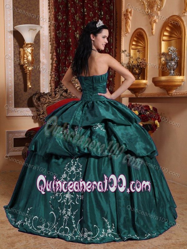 Sweetheart Quinceanera Gowns with Ruffles and Embroidery