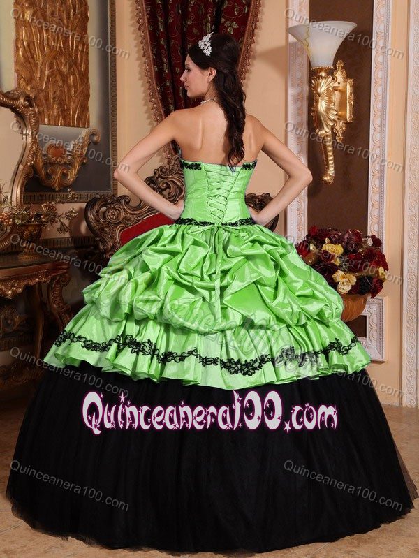 Apple Green and Black Sweet 16 Dresses with Appliques in Vogue