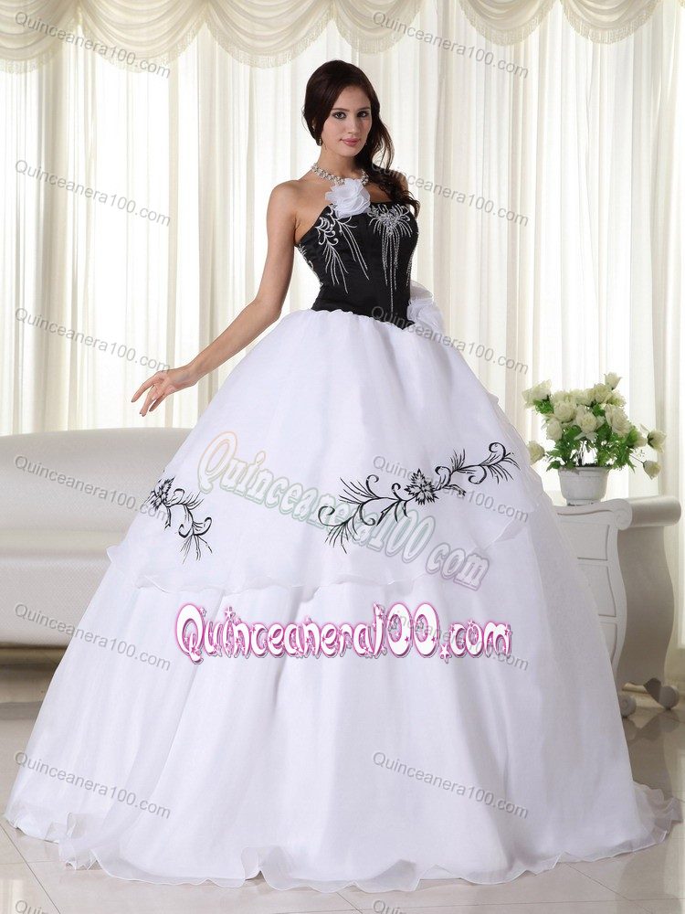 Embroidery White and Black Quince Dress with Hand Made Flowers