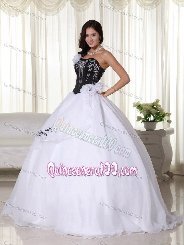 Embroidery White and Black Quince Dress with Hand Made Flowers