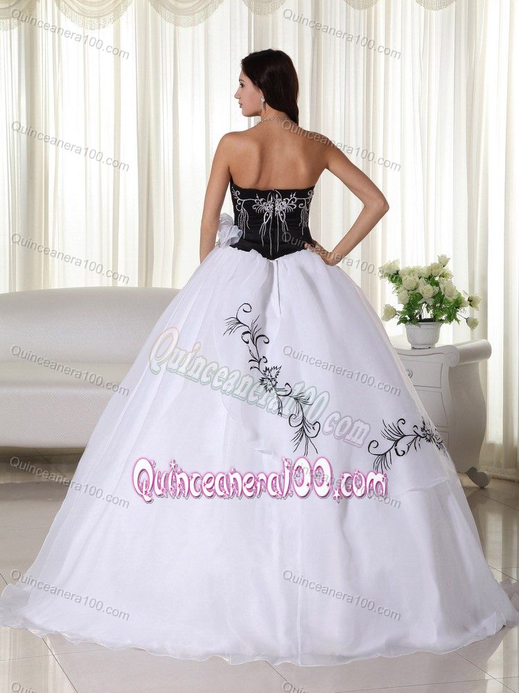 Embroidery White and Black Quince Dress with Hand Made Flowers