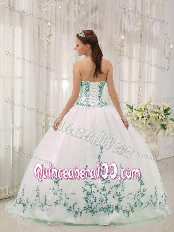 Fashionable White Sweetheart Ruche Dress for 15 with Embroidery