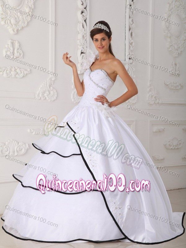 One Shoulder Strap with Flower Decorate Layered White Sweet 15 Dress