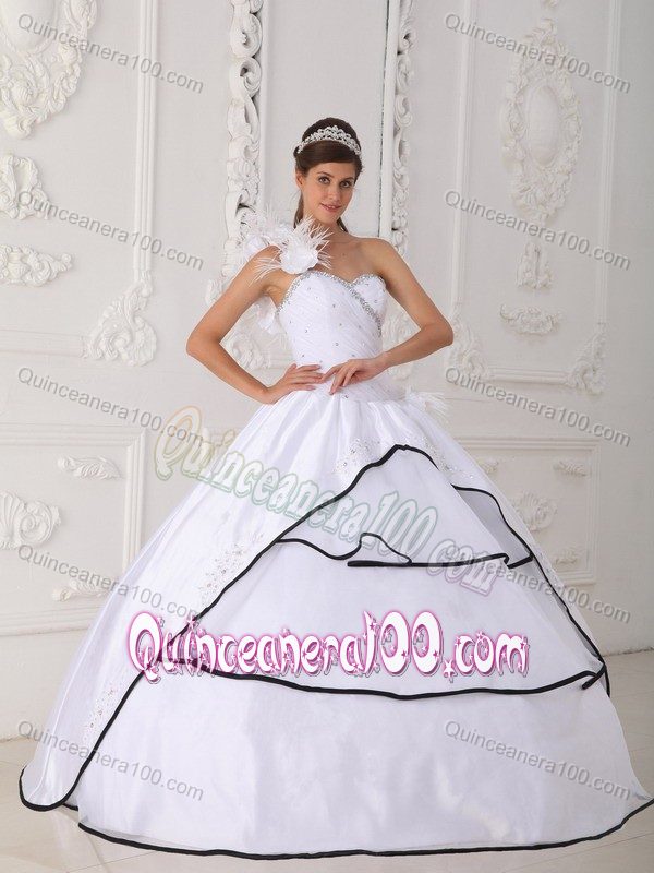 One Shoulder Strap with Flower Decorate Layered White Sweet 15 Dress