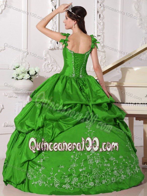 Straps Green Taffeta Quinceanera Dresses with Pick ups Embroidery