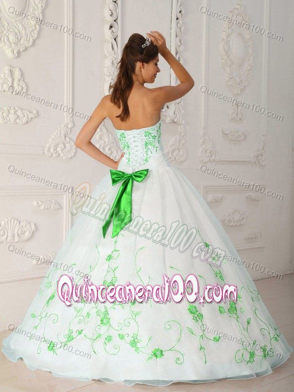 White Ball Gown Sweetheart Dresses for Sweet 15 with Embroidery