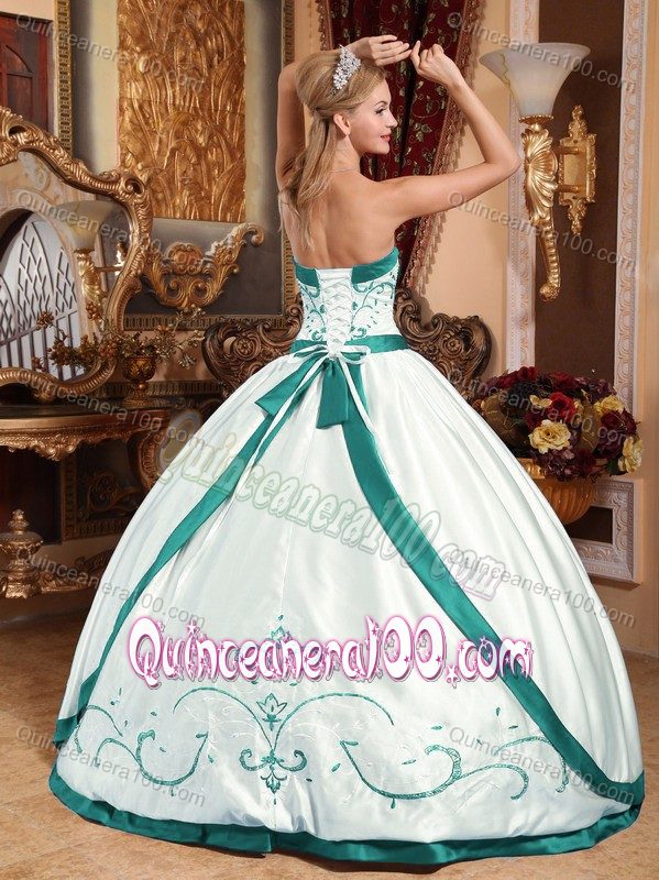 White Ball Gown Strapless Quinceanera Gowns Dress with Embroidery