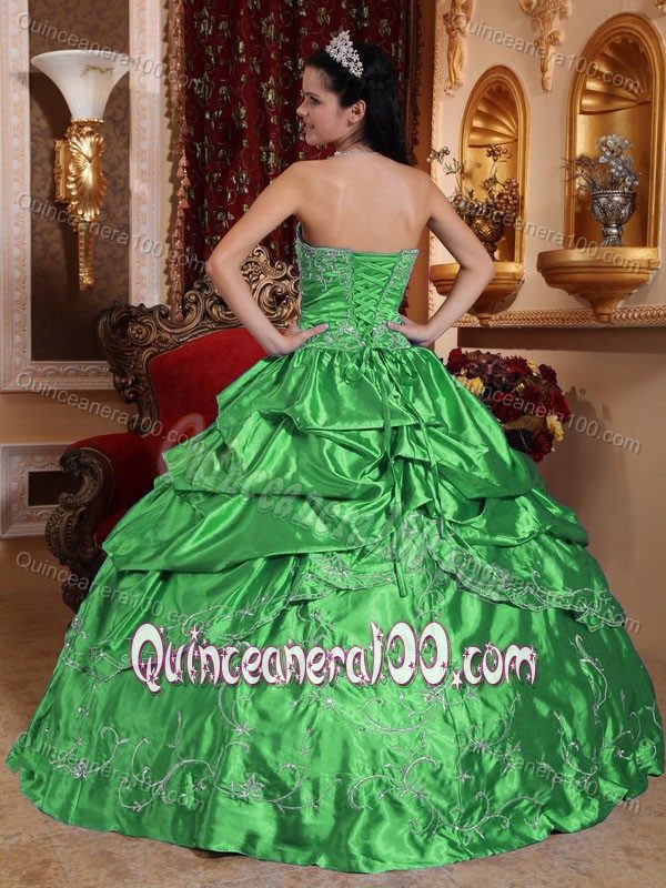 Romantic Green Pick-ups Taffeta Quinceanera Gown with Embroidery